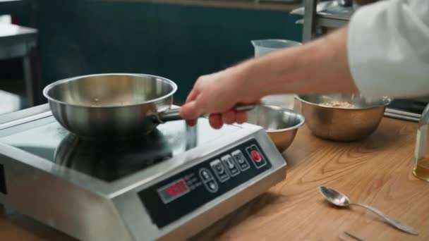 Cocinero Profesional Caramelizante Frutas Para Avena Sartén Preparando Desayuno Concepto — Vídeos de Stock