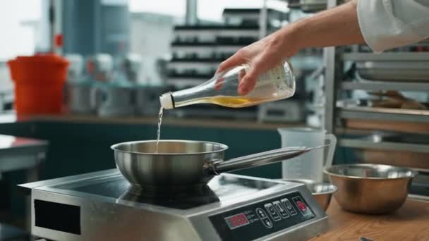 건강에 음식을 준비하는 오트밀 만들기 위하여 캐러멜화 과일에 전문적 요리사 — 비디오