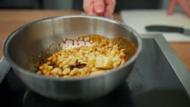 식사로 건강에 음식을 준비하는 팬에서 오트밀을 과일을 캐러멜 링하는 요리사 — 비디오