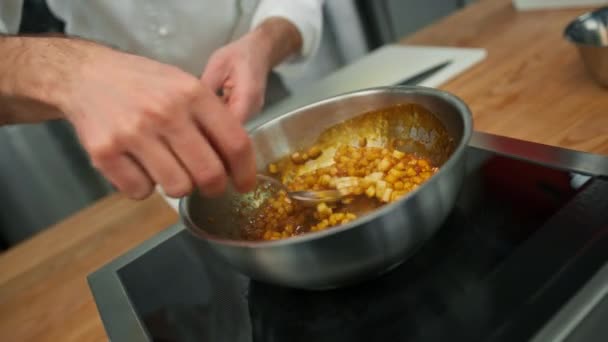식사로 건강에 음식을 준비하는 팬에서 오트밀을 과일을 캐러멜 링하는 요리사 — 비디오