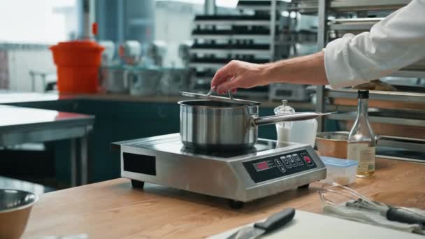 Profesionální Kuchař Kuchyně Kontroluje Připravenost Pokrmu Tím Zvedne Víko Hrnce — Stock video