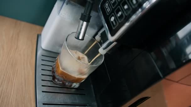 用自动咖啡机把咖啡制成杯子喝早餐 — 图库视频影像