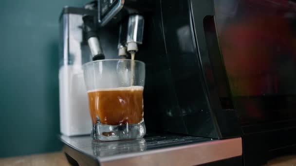 用自动咖啡机把咖啡制成杯子喝早餐 — 图库视频影像