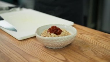 Profesyonel mutfak parçaları taze yulaf ezmeli karamelli elma sağlıklı gıda konsepti.