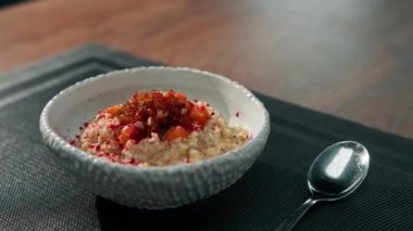 Kahvaltı için karamelli meyveli yeni hazırlanmış yulaf ezmesi. Masanın üzerinde duruyor.