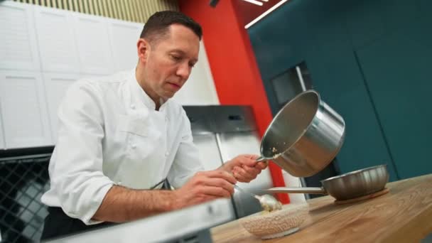 Profesyonel Mutfak Şefi Tavadan Taze Pişmiş Yulaf Ezmesini Bir Tabak — Stok video