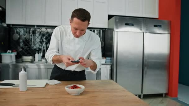 Profesjonalna Kuchnia Kucharz Robi Zdjęcie Świeżo Przygotowanej Owsianki Karmelizowanymi Owocami — Wideo stockowe