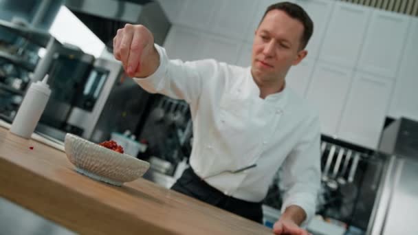Professionelle Küche Koch Servieren Frisch Zubereitete Haferflocken Mit Beeren Und — Stockvideo