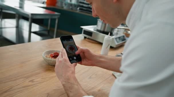 Profesyonel Mutfak Şefi Akıllı Telefon Kahvaltısında Karamelli Meyveli Taze Yulaf — Stok video