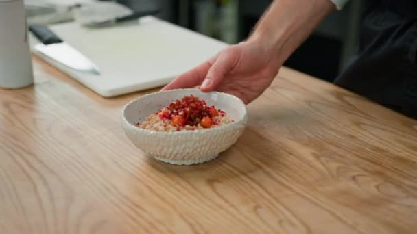 专业的厨房厨师提供新鲜的燕麦片和焦糖化水果早餐特写 — 图库视频影像