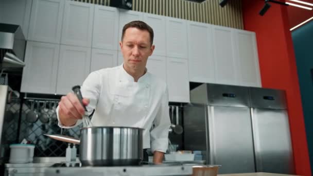 Profesyonel Mutfak Aşçısı Kahvaltısını Fırının Üzerine Bir Çırpıda Yulaf Ezmesi — Stok video