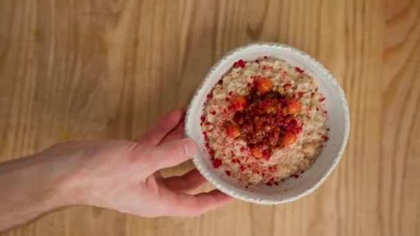 Professioneller Küchenchef Serviert Frisch Zubereitete Haferflocken Mit Karamellisierten Früchten Frühstück — Stockvideo