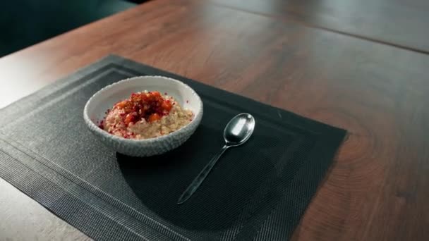 Restauracja Świeżo Przygotowana Płatki Owsiane Karmelizowanymi Owocami Śniadanie Bliska Stojąca — Wideo stockowe