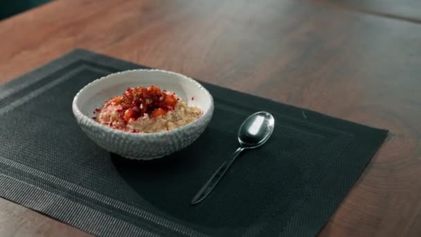 餐馆新鲜准备的燕麦片 用焦糖水果制成早餐特写 放在桌上 — 图库视频影像