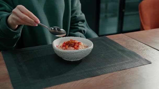 Mädchen Einem Restaurant Das Frisch Zubereitete Haferflocken Mit Karamellisierten Früchten — Stockvideo