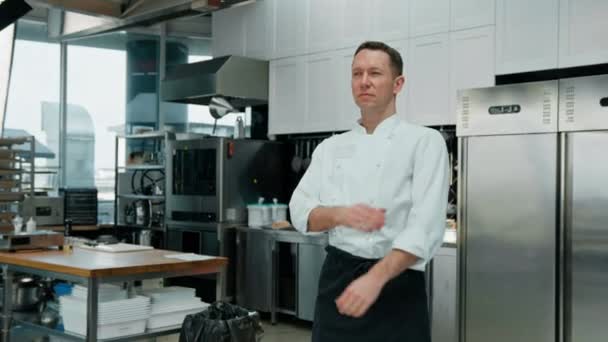 Professionele Keuken Lachend Tevreden Chef Witte Jas Staande Met Gekruiste — Stockvideo