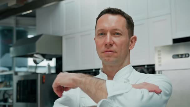 Professionelle Küche Lächelnd Und Zufrieden Koch Weißen Mantel Stehend Mit — Stockvideo