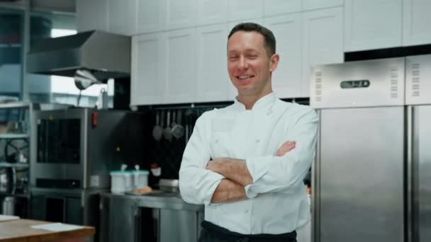Cuisine Professionnelle Souriant Satisfait Chef Manteau Blanc Debout Avec Des — Video