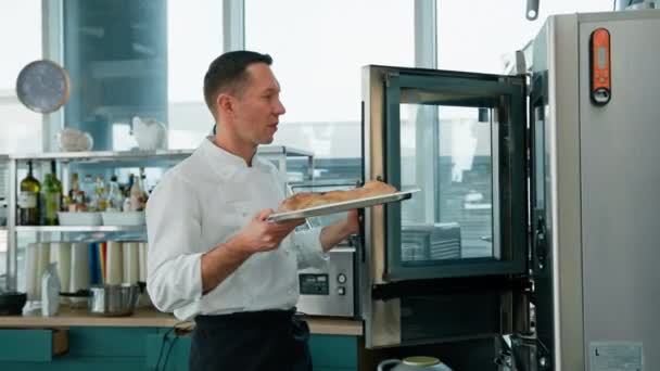 Der Koch Stellt Toastbrot Moderne Backofen Küchenutensilien Professionelle Küche — Stockvideo