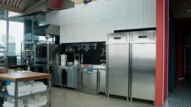 Professionale Commerciale Vuoto Pulito Cucina Moderna Nel Ristorante Caffetteria Metallo — Video Stock