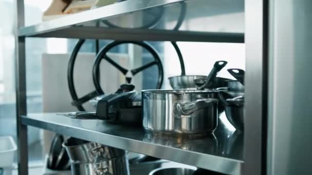 レストランカフェのプロの商業用空のきれいなモダンなキッチン金属製の台所用品 — ストック動画