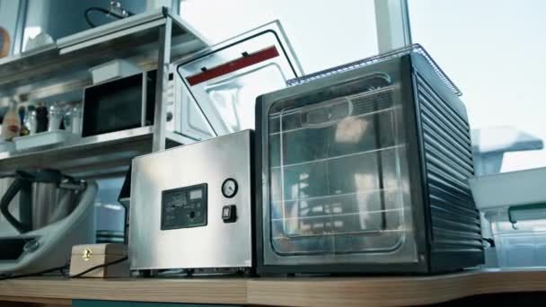 餐馆咖啡店内专业的商业空干净现代厨房金属厨房设备器皿 — 图库视频影像