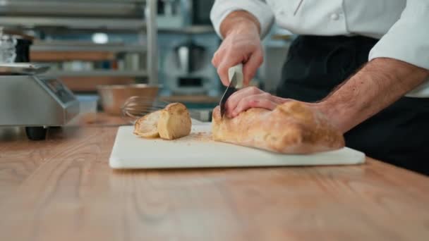 Professionele Moderne Keuken Restaurant Chef Snijdt Vers Gebakken Kant Klaar — Stockvideo