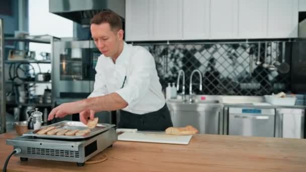 Профессиональный Повар Современной Кухни Ресторана Выкладывает Свежие Ломтики Хлеба Тоста — стоковое видео