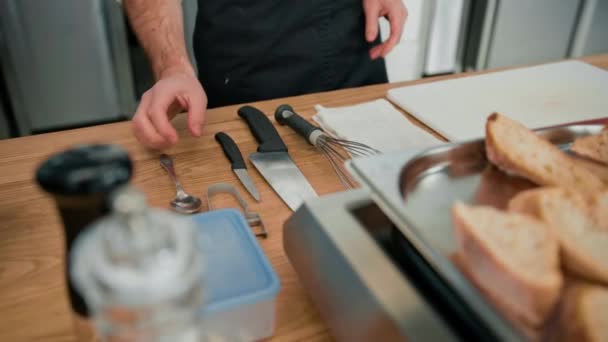 Επαγγελματικά Μαχαίρια Κουζίνας Και Σύρμα Στο Τραπέζι Μαγειρικά Σκεύη Μαγείρεμα — Αρχείο Βίντεο
