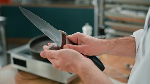 プロのキッチンシェフは ナイフで新鮮な緑のアボカドをきれいにすると肌のクローズアップを削除します — ストック動画