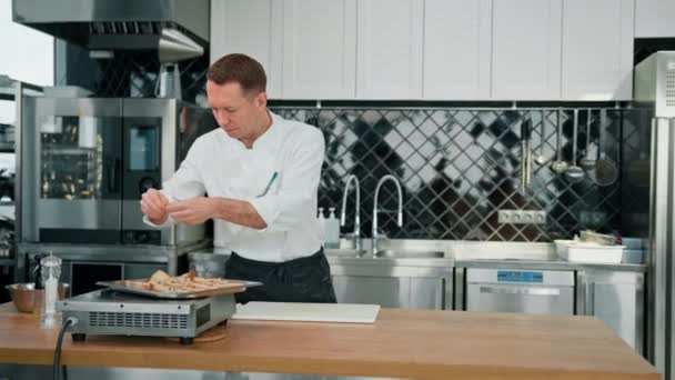 Профессиональный Повар Кухне Современного Ресторана Посыпает Специи Свежие Ломтики Хлеба — стоковое видео