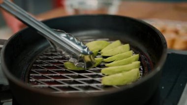 Profesyonel mutfak taze yeşil avokado tavada kızartılıyor sağlıklı gıda konsepti yakın plan