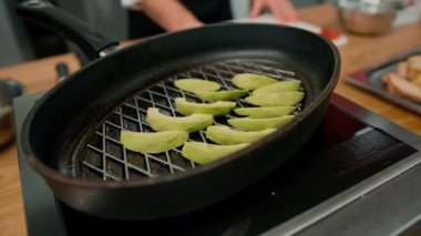 Profesyonel mutfak taze yeşil avokado tavada kızartılıyor sağlıklı gıda konsepti yakın plan