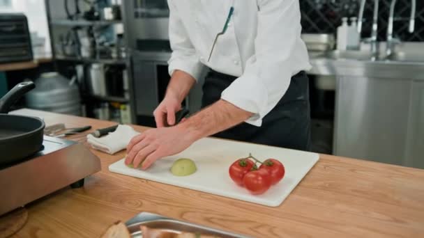 Cucina Professionale Chef Affettare Avocado Verde Fresco Con Coltello Verdure — Video Stock