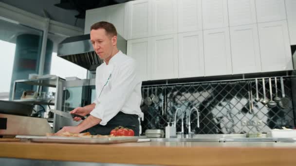 专业的厨房厨师在桌上切新鲜多汁的红色西红柿和小菜刀 — 图库视频影像