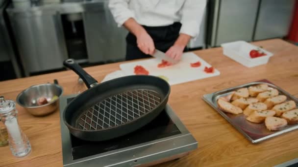 Bucătărie Profesională Bucătar Felii Proaspete Suculent Roșu Roșu Cuțit Aproape — Videoclip de stoc
