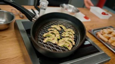 Profesyonel mutfak taze yeşil avokado tavada kızartılıyor sağlıklı gıda konsepti yakın plan