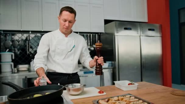 Chef Cozinha Profissional Adicionando Tempero Abacate Verde Fresco Pan Fritar — Vídeo de Stock