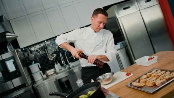 Professioneller Küchenchef Würzt Frisches Grünes Avocado Pfannengemüse Mit Gesundem Ernährungskonzept — Stockvideo