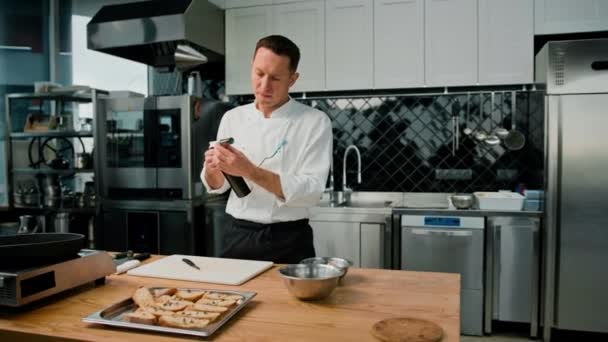 Profissional Chef Croutons Fritura Com Especiarias Usando Arma Chama Conceito — Vídeo de Stock