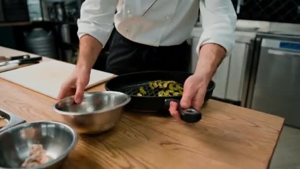 Bucătarul Profesionist Pune Avocado Roșii Pâine Prăjită Condimente Turnând Sos — Videoclip de stoc