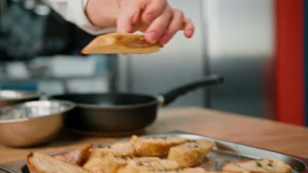 Profesionální Šéfkuchař Dává Avokádo Rajčata Toast Kořením Nalévání Omáčka Přes — Stock video