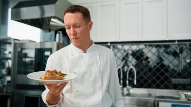 Chef Satisfeito Profissional Avaliando Mostrando Torradas Feitas Hora Com Tomate — Vídeo de Stock