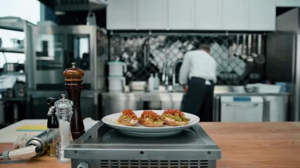 Професійна Кухня Свіжий Тост Авокадо Помідорами Тарілці Загальний План — стокове відео