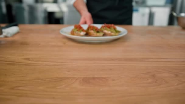Chef Professionnel Servant Des Toasts Fraîchement Préparés Avec Avocat Tomates — Video
