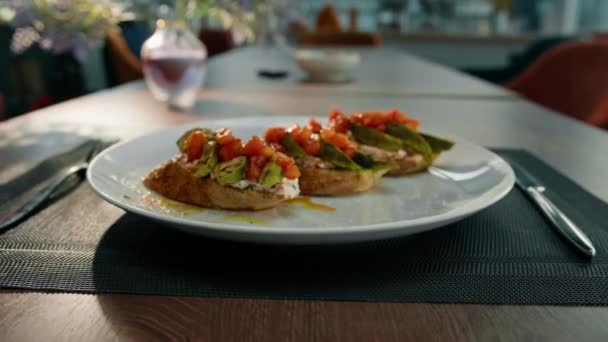 Lokantada Avokado Domatesli Taze Kızarmış Ekmek Sağlıklı Beslenme Kavramı — Stok video