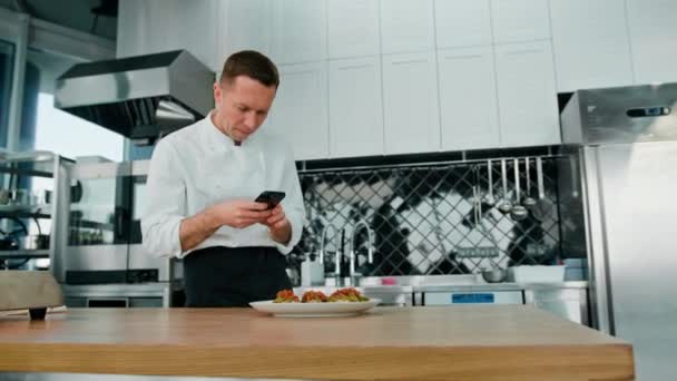 专业的厨房厨师在智能手机上用鳄梨和西红柿为新鲜吐司拍照 — 图库视频影像