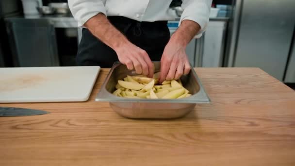 Mãos Chef Cozinha Profissional Colocando Pedaços Batatas Assadeira Para Assar — Vídeo de Stock