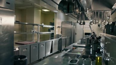 Otel restoranında profesyonel mutfak aletleri iç mutfak konsepti.