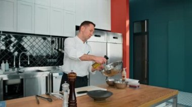 Profesyonel mutfak şefi kırmızı pancar sosu salatası hazırlar. Sağlıklı gıda konseptini karıştırır.